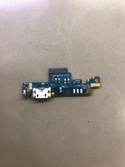Placa de circuito impresso azul com conector USB e componentes eletrónicos