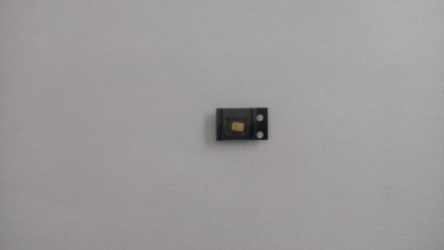 peça eletrónica pequena preta com componente dourado