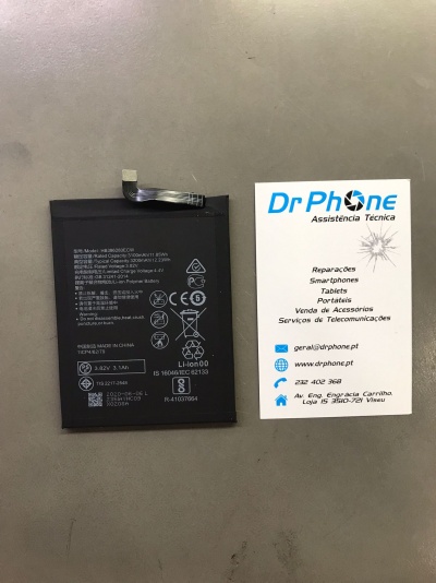 Bateria Li-ion preta com texto técnico e cartão de visita da empresa DrPhone ao lado