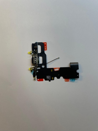 Peça eletrónica preta com componentes e conectores coloridos sobre fundo branco