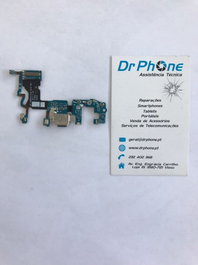 Placa eletrónica azul e cartão de visita da Dr Phone sobre fundo branco