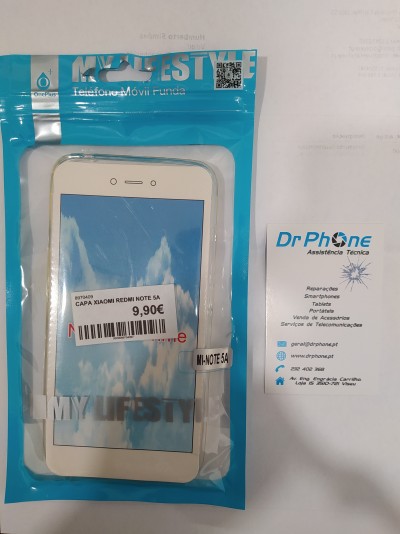 Capa para Xiaomi Redmi Note 5A com preço em embalagem azul ao lado de um cartão de visita da Dr Phone.