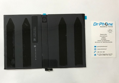 Bateria preta retangular e cartão de visita da Dr Phone sobre fundo branco