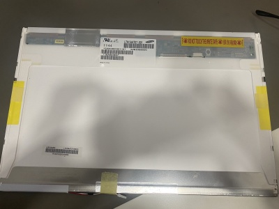 ecrã de portátil LED branco com moldura metálica e etiquetas adesivas