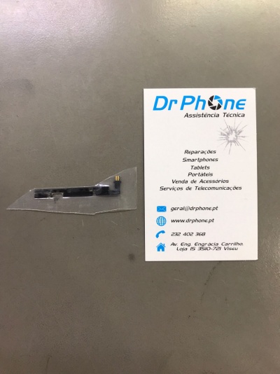 Peça eletrónica preta junto com cartão de visita Dr Phone em superfície cinzenta