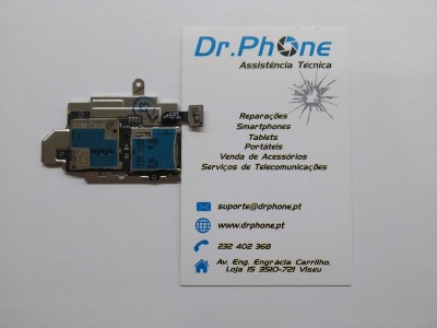 Peça eletrónica com slot SIM ao lado de cartão de visita da Dr.Phone Assistência Técnica