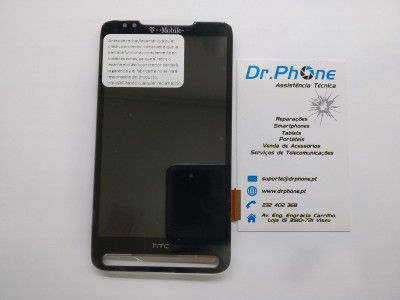 Smartphone HTC preto com ecrã danificado e cartão de visita da Dr.Phone Assistência Técnica