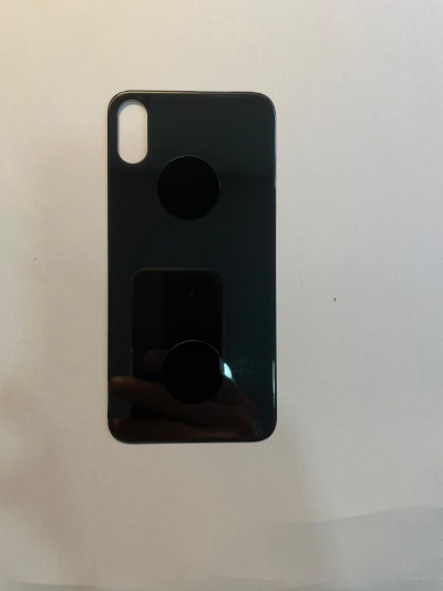 Capa protetora preta brilhante para smartphone com recorte para câmaras