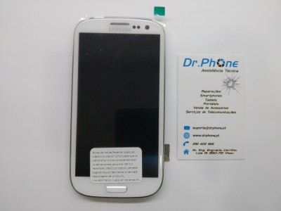 telemóvel Samsung branco com ecrã desligado e etiqueta de assistência técnica Dr.Phone ao lado