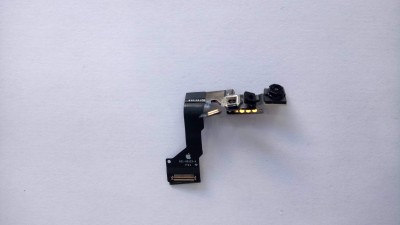 Peça eletrónica com cabo flexível preto e componentes metálicos e plásticos sobre fundo branco