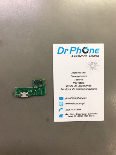 Componente eletrônico verde com cartão de visita da Dr Phone Assistência Técnica