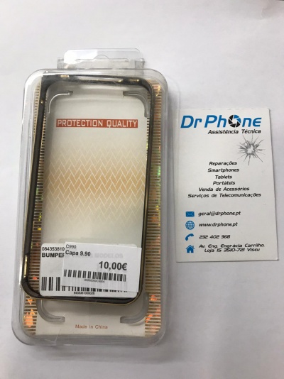 Capa protetora para smartphone em embalagem de plástico com etiqueta de preço e cartão de visita ao lado.