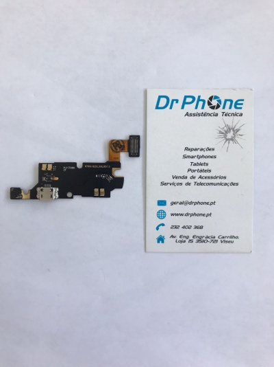 Peça eletrónica para smartphone ao lado de cartão de visita da Dr Phone