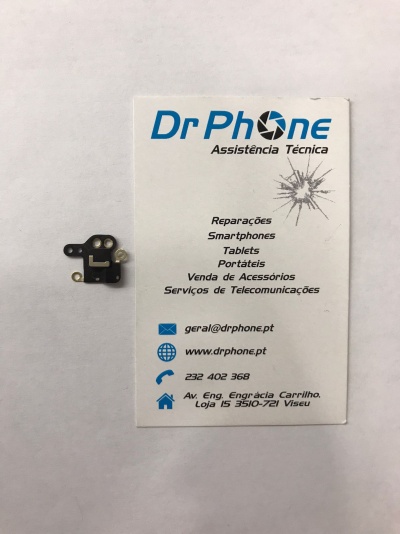 Peça eletrónica preta ao lado de cartão de visita da Dr Phone Assistência Técnica.