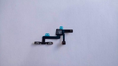 Peça eletrónica preta para smartphone com etiquetas azuis sobre fundo branco