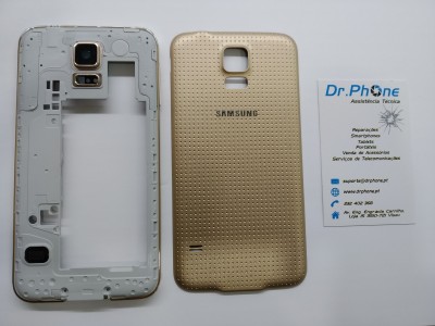 Traseira dourada e moldura branca de Samsung Galaxy S5 ao lado de cartão de visita da assistência técnica Dr.Phone