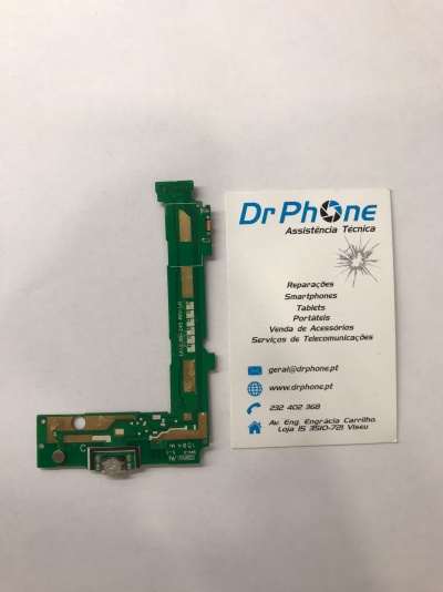 Placa de circuito eletrónico verde ao lado de cartão de visita da empresa Dr Phone