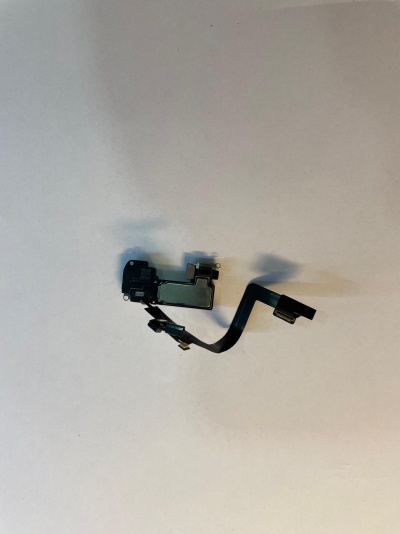 Componente eletrônico preto com cabo flexível sobre fundo branco