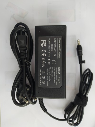 Adaptador de corrente preto com cabo e etiquetas técnicas