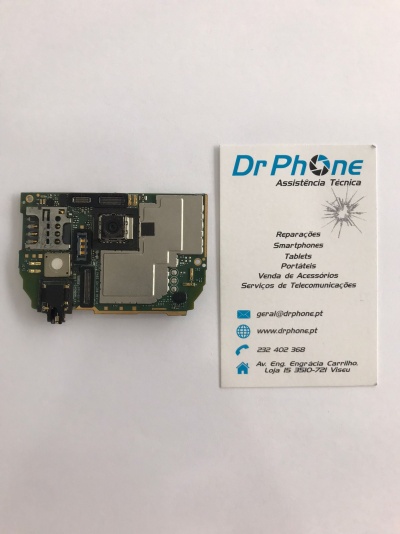 Placa eletrónica de telemóvel ao lado de cartão de visita da assistência técnica Dr Phone