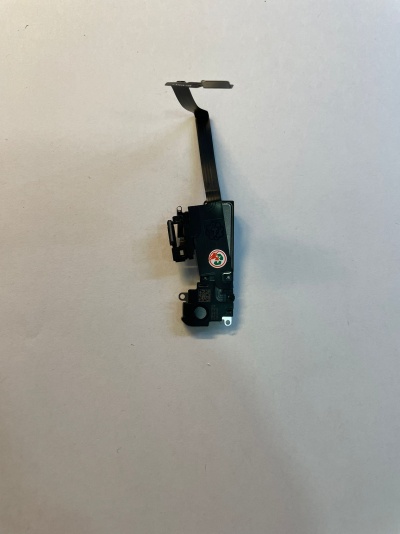 Componente eletrónico preto com fita flexível sobre fundo branco