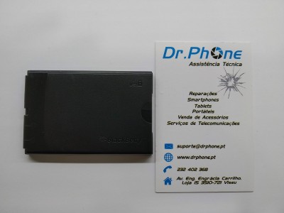 Carteira preta ao lado de cartão de visita da empresa Dr.Phone