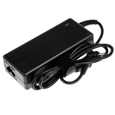 Carregador preto com cabo enrolado e fita ajustável