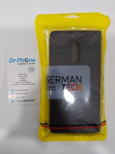 Capinha de smartphone preta na embalagem amarela com etiqueta GERMAN TECH