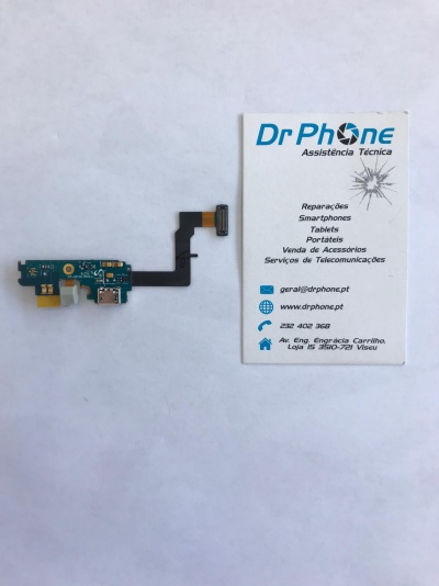 Placa eletrónica com conector flexível e cartão de visita da empresa Dr Phone