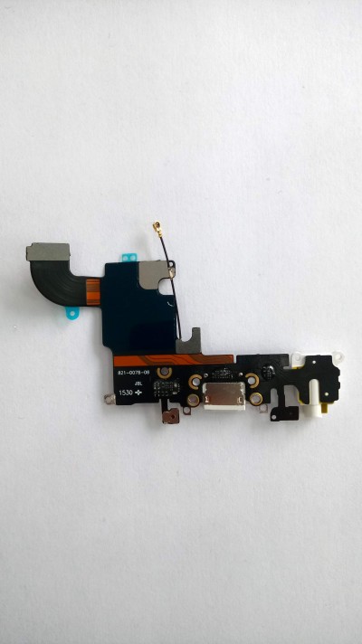 Placa eletrónica flexível para smartphone com códigos impressos e componentes em várias cores