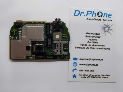 Placa eletrónica ao lado de cartão de visita da Dr.Phone Assistência Técnica com lista de serviços e contactos