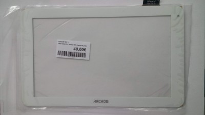 Tablet branco ARCHOS com etiqueta de preço 40,00€ em fundo branco