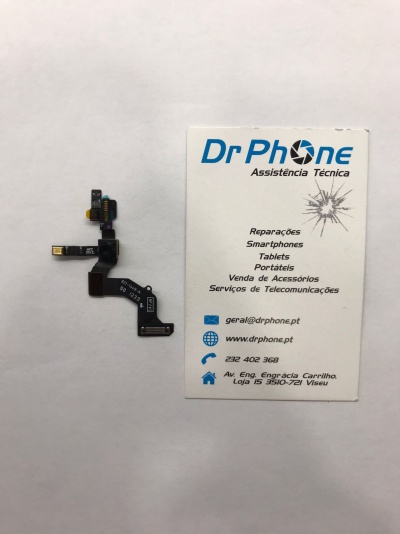 Componente eletrónico para smartphone e cartão de visita de assistência técnica sobre fundo branco