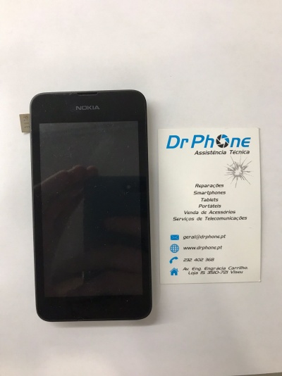 Telemóvel Nokia preto e cartão de visita Dr Phone sobre superfície branca