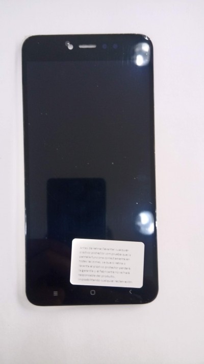 Smartphone preto com autocolante branco sobre superfície branca