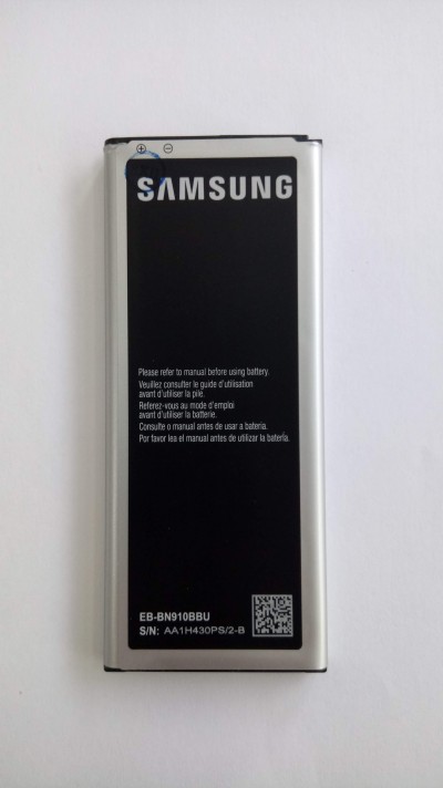 Bateria Samsung preta e prateada com texto e código QR sobre fundo branco.
