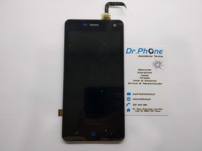 Ecrã tátil preto para smartphone ao lado de cartão de visita da Dr.Phone