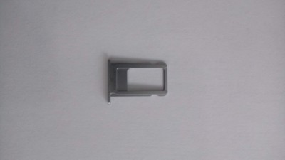 Suporte para cartão SIM cinza metálico sobre fundo branco