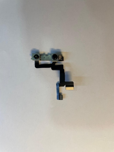 Flexível para iPhone com câmaras dupla, de metal e plástico, em fundo branco.