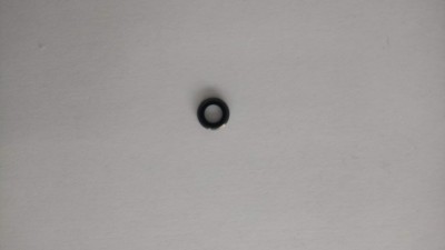 Peça circular preta pequena sobre fundo branco