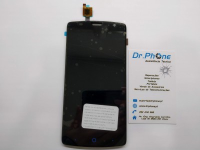 Ecrã tátil preto para smartphone ao lado de cartão de visita da empresa Dr.Phone