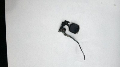Botão home preto para smartphone com cabo flexível sobre fundo branco