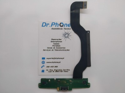 Placa eletrónica verde com cartão de visita da Dr.Phone Assistência Técnica