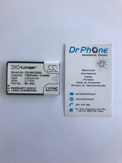 Bateria Cameron Sino ao lado de cartão de visita da assistência técnica Dr Phone