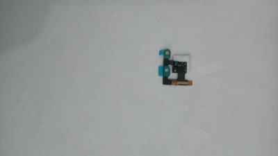 Peça eletrónica pequena com conectores dourados sobre fundo branco