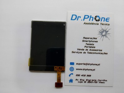 Display preto retangular com conector flexível e cartão de visita Dr.Phone com contacto técnico.