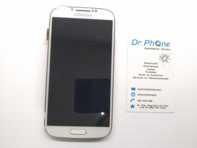 Smartphone Samsung branco ao lado de cartão de visita da Dr.Phone
