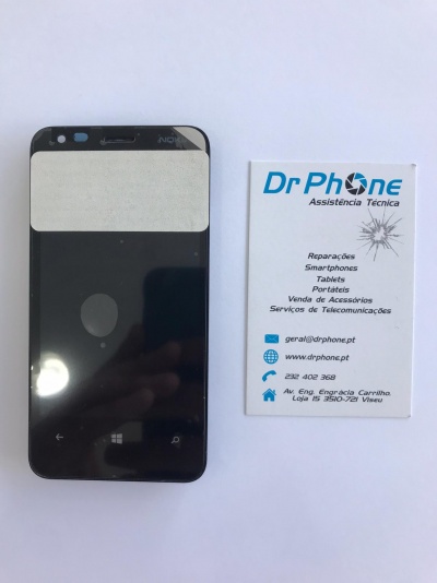 Ecrã táctil de smartphone preto com cartão de assistência técnica Dr Phone ao lado