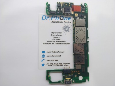 Placa eletrónica verde com componentes metálicos e cartão de visita branco com texto azul e preto.