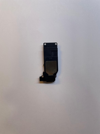 Componente eletrónico preto com texto metálico sobre fundo branco